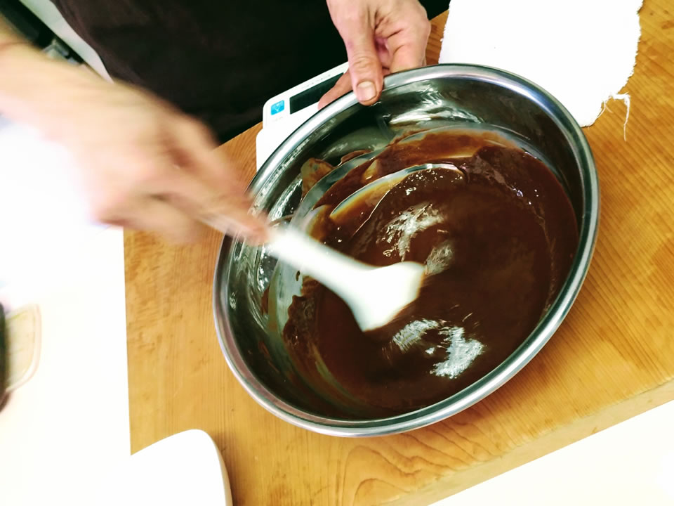 生クリームと溶かしたチョコを混ぜている