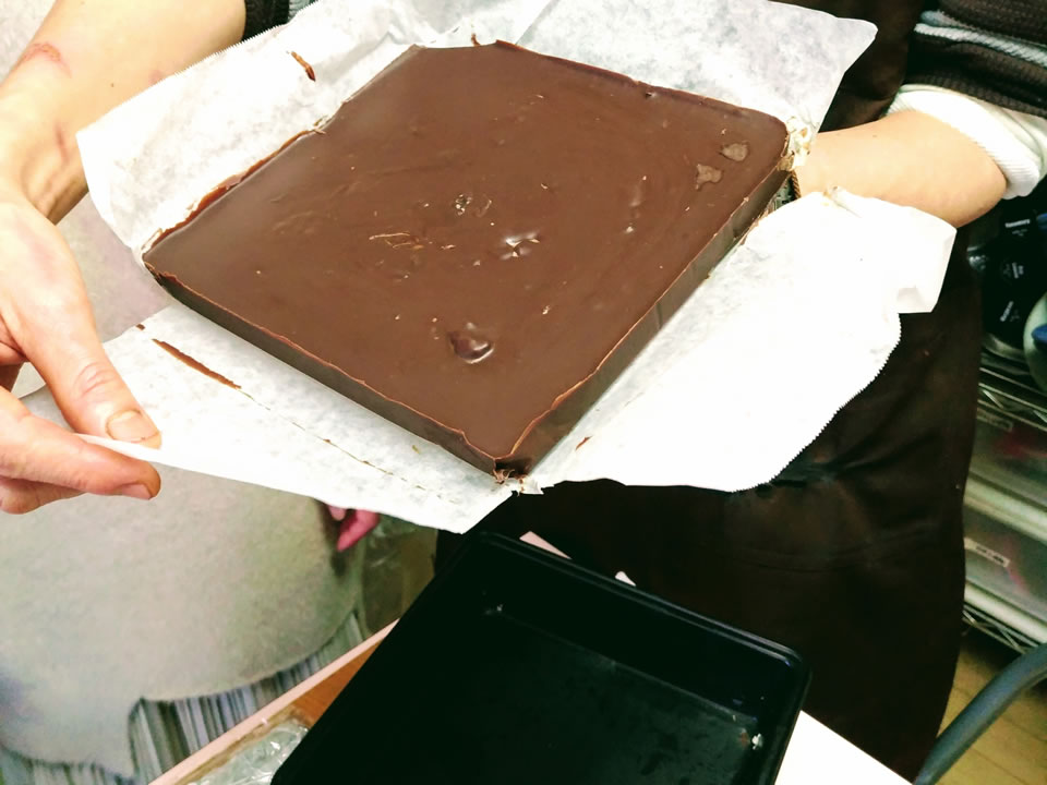 冷蔵庫で固めたマルサラデーツチョコ